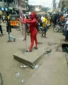 lady caused a huge scene earlier today in Lagos after taking her protest to another level